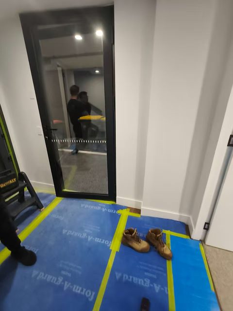 车库过道_从车库进来到楼梯，左边墙做柜体带门，给小朋友放学回来放书包，杂物什么的。 胡桃色3